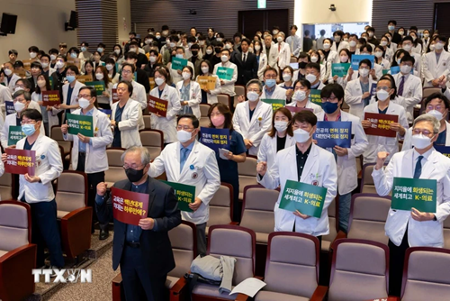 Hàn Quốc Các giáo sư y khoa bắt đầu giảm giờ làm việc