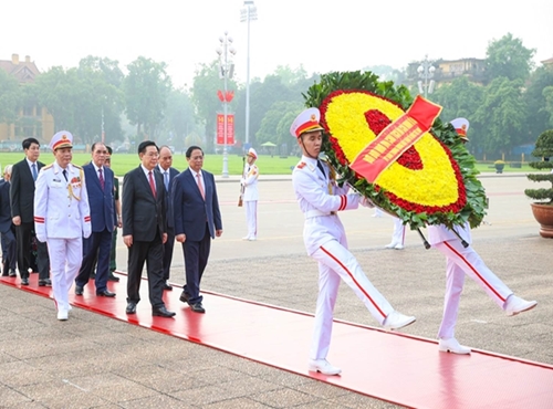 Lãnh đạo Đảng, Nhà nước vào Lăng viếng Chủ tịch Hồ Chí Minh nhân kỷ niệm 49 năm thống nhất đất nước