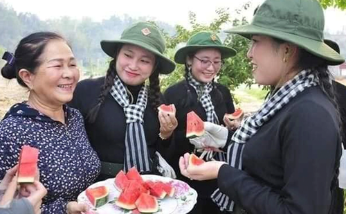 Phụ nữ, trẻ em tiếp nước, trái cây cho cán bộ, chiến sĩ tham gia tập luyện diễu binh ở Điện Biên Phủ