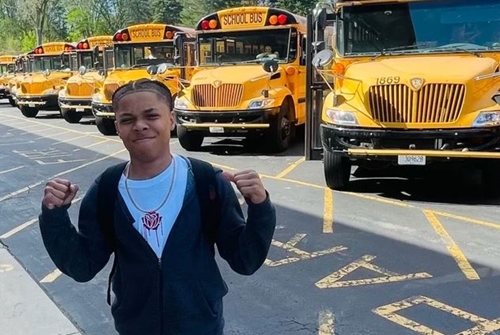 Cậu bé lớp 8 dừng xe buýt chở học sinh sau khi tài xế bất tỉnh