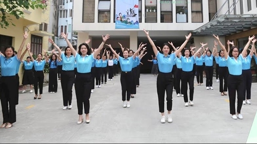 Cơ quan TƯ Hội LHPN Việt Nam biểu diễn dân vũ chào mừng kỷ niệm 70 năm Chiến thắng Điện Biên Phủ