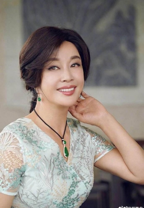 Những người đẹp Hoa ngữ trẻ trung thần kỳ ở tuổi ngoài 60