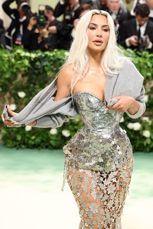 Những trang phục khiến cả thế giới muốn  nghẹt thở của Kim Kardashian