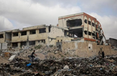 Người dân Dải Gaza tìm con chữ giữa bom đạn