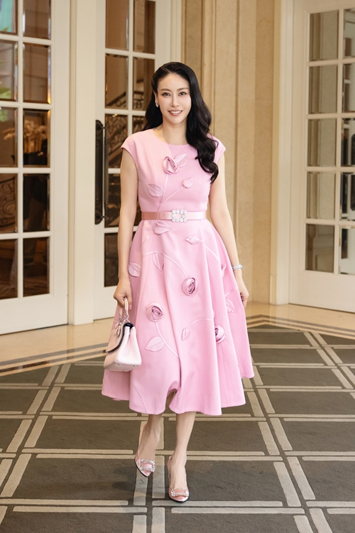 Hoa hậu Hà Kiều Anh diện đầm hồng trẻ trung đón tuổi mới