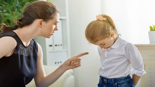 Bắt con xin lỗi ngay khi làm sai, cha mẹ không hay biết đang tạo thói quen nguy hiểm cho trẻ