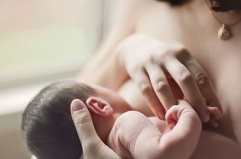 Bác sĩ Mỹ Sản phụ nhiễm HIV vẫn có thể nuôi con bằng sữa mẹ