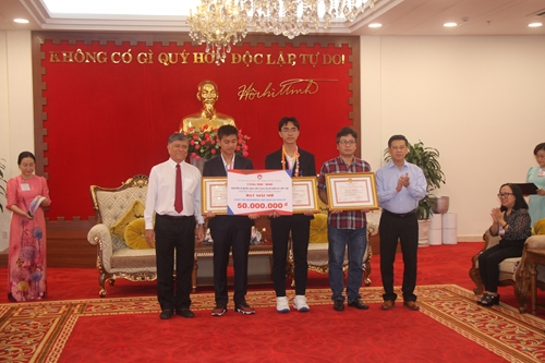 Tặng bằng khen cho 2 học sinh đoạt giải nhì cuộc thi khoa học kỹ thuật quốc tế