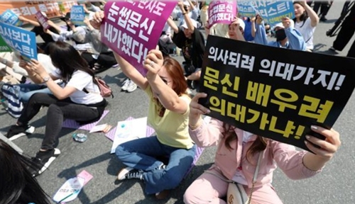 Hàn Quốc tranh cãi dữ dội với phán quyết về  xăm lông mày