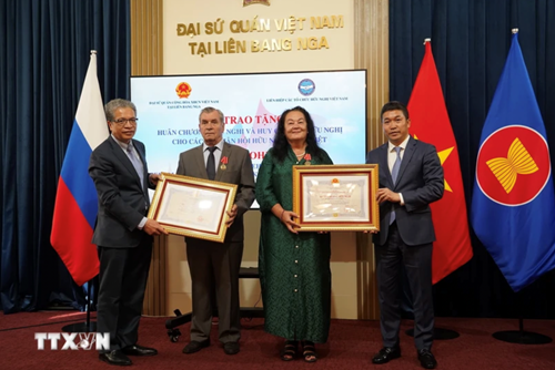 Trao tặng huân, huy chương cho các thành viên Hội Hữu nghị Nga-Việt