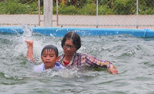 Người phụ nữ hơn 20 năm dạy bơi miễn phí cho hàng ngàn trẻ nhỏ