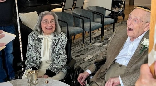 Cụ ông 102 tuổi cưới cụ bà 100 tuổi sau gần 10 năm hẹn hò