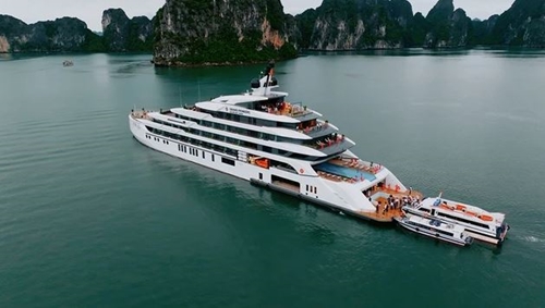 Tàu du lịch khổng lồ zoom vào di sản vịnh Hạ Long