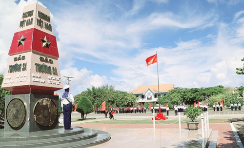 Kiều bào cùng đoàn công tác của Ủy ban Trung ương Mặt trận Tổ quốc Việt Nam thăm huyện đảo Trường Sa, Nhà giàn DK1