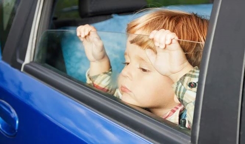 6 cách thoát thân cha mẹ phải dạy trẻ phòng khi bị bỏ quên trên xe ô tô