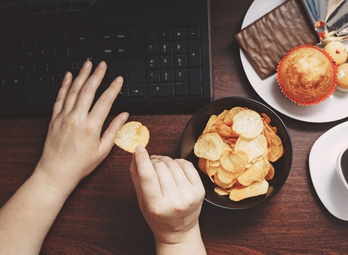 6 lý do bạn muốn bỏ ngay thói quen ăn trưa tại bàn làm việc