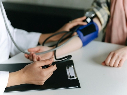 Vì sao người trên 50 tuổi cần kiểm tra huyết áp thường xuyên