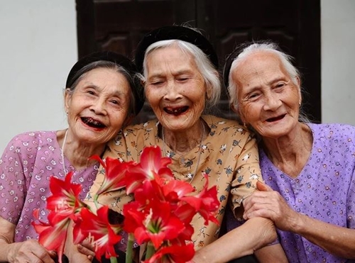 Ba chị em nàng thơ U 100 vui khỏe, sống tình cảm tuổi xế chiều