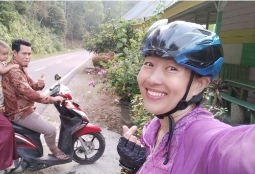 Người phụ nữ đạp xe hơn 1 600 km để thăm quê hương của người thân