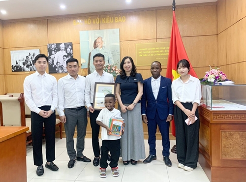 Quang Linh Vlogs và nhóm châu Phi Truyền cảm hứng kết nối người dân Việt Nam-Angola