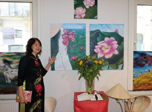 Nữ họa sỹ người Việt tại Bỉ mang tình yêu quê hương vào những bức tranh