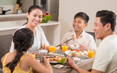 Vì sao nhiều người trẻ tránh bữa cơm gia đình