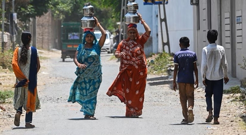 50 000 phụ nữ Ấn Độ được nhận tiền bảo hiểm vì làm việc trong thời tiết nắng nóng