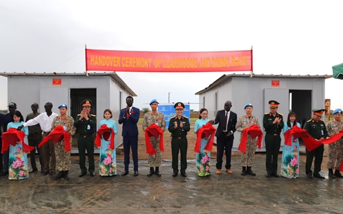 Trẻ em và người dân ở Abyei xúc động khi Đội công binh Việt Nam xây tặng lớp học và bếp ăn
