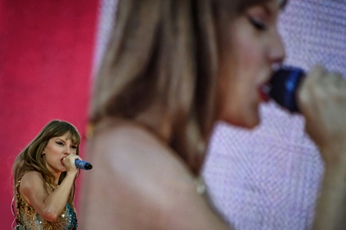 Taylor Swift cùng người hâm mộ tiếp tục tạo ra địa chấn