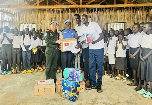 Lực lượng công an Việt Nam chung tay hỗ trợ trẻ em Nam Sudan