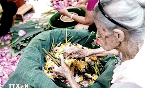 Nghệ nhân trăm tuổi gắn bó với nghề ướp trà sen truyền thống Tây Hồ