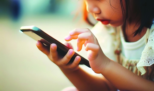 Hành vi của trẻ bị ảnh hưởng nếu cha mẹ dùng điện thoại để dỗ dành
