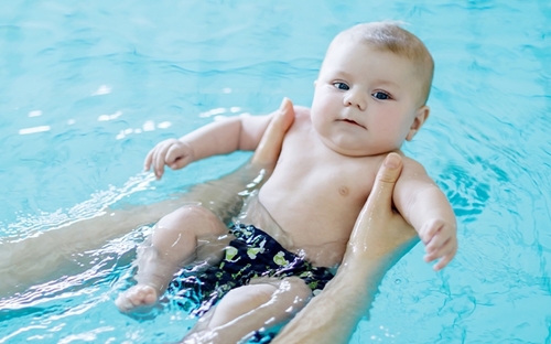 Khi nào trẻ sơ sinh có thể đi bơi