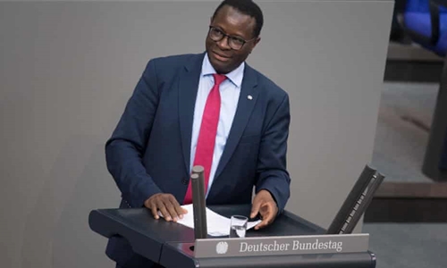 Nghị sĩ gốc Phi đầu tiên của Đức từ chức sau khi bị phân biệt chủng tộc