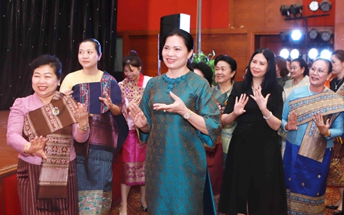 Gala thắt chặt tình cảm chị em thắm thiết của phụ nữ Việt Nam, Lào, Campuchia