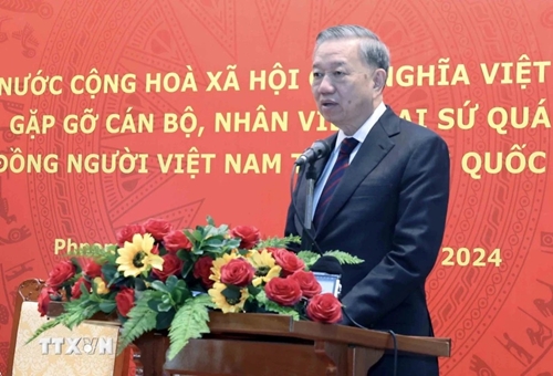Chủ tịch nước Tô Lâm gặp gỡ cộng đồng người Việt Nam tại Campuchia