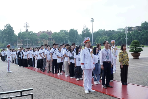 Trại hè Việt Nam 2024 Thanh niên kiều bào bày tỏ lòng biết ơn Chủ tịch Hồ Chí Minh
