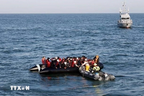 Thêm một tàu chở người di cư bị chìm khi đang cố vượt Eo biển Manche để đến Anh