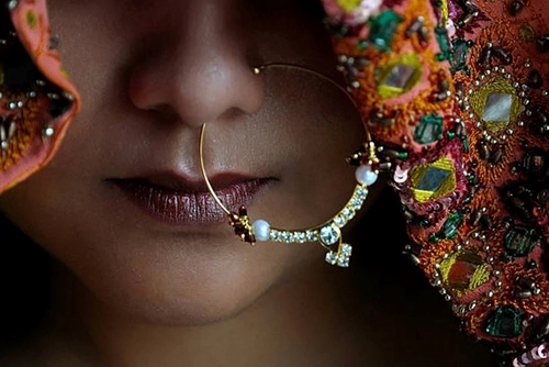 Vì sao phụ nữ Ấn Độ có tục đeo khuyên mũi