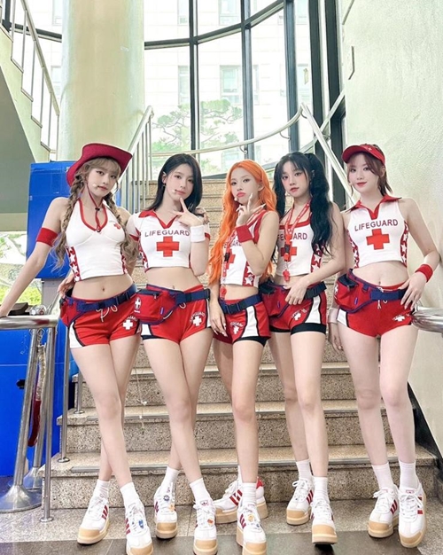 Nhóm nhạc nữ K-pop bị chỉ trích vì vấn đề trang phục biểu diễn