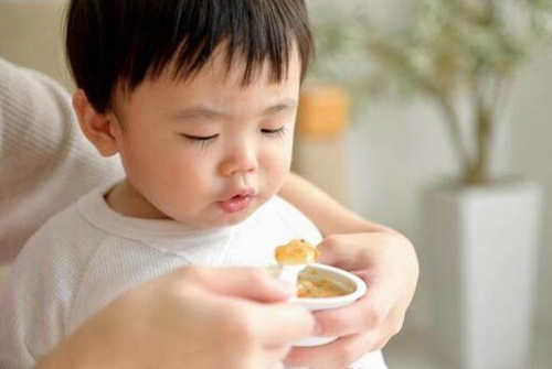 4 lưu ý trong chế độ ăn giúp trẻ bị sởi nhanh hồi phục