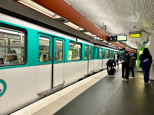 Khám phá Paris bằng tàu điện ngầm