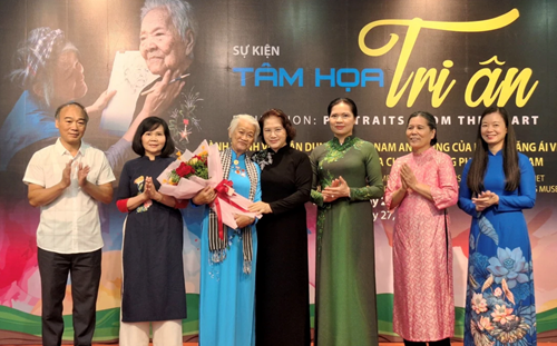 Bảo tàng Phụ nữ Việt Nam tiếp nhận gần 3 000 tranh vẽ chân dung Mẹ Việt Nam anh hùng từ họa sĩ Đặng Ái Việt