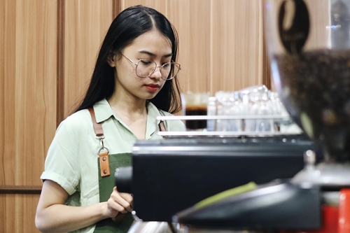 Giới trẻ Trung Quốc bỏ việc lương cao, chọn lao động tay chân
