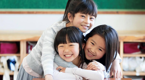 Học sinh Nhật được giao bài tập ôm người thân