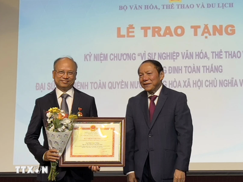 Trao Kỷ niệm chương Vì sự nghiệp văn hóa cho Đại sứ Việt Nam tại Pháp