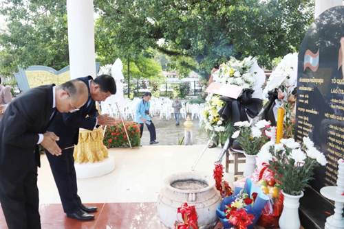 Cộng đồng người Việt tại Lào dâng hương tưởng nhớ các anh hùng liệt sỹ