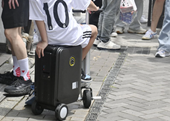 Nhật Bản hạn chế và phạt nặng du khách chạy vali điện trên đường phố
