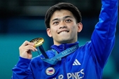Mẹ của người hùng Olympic Philippines bật khóc, xin lỗi con trai