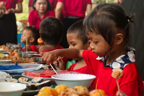 Mang những bữa cơm no đủ đến trẻ vùng khó khăn